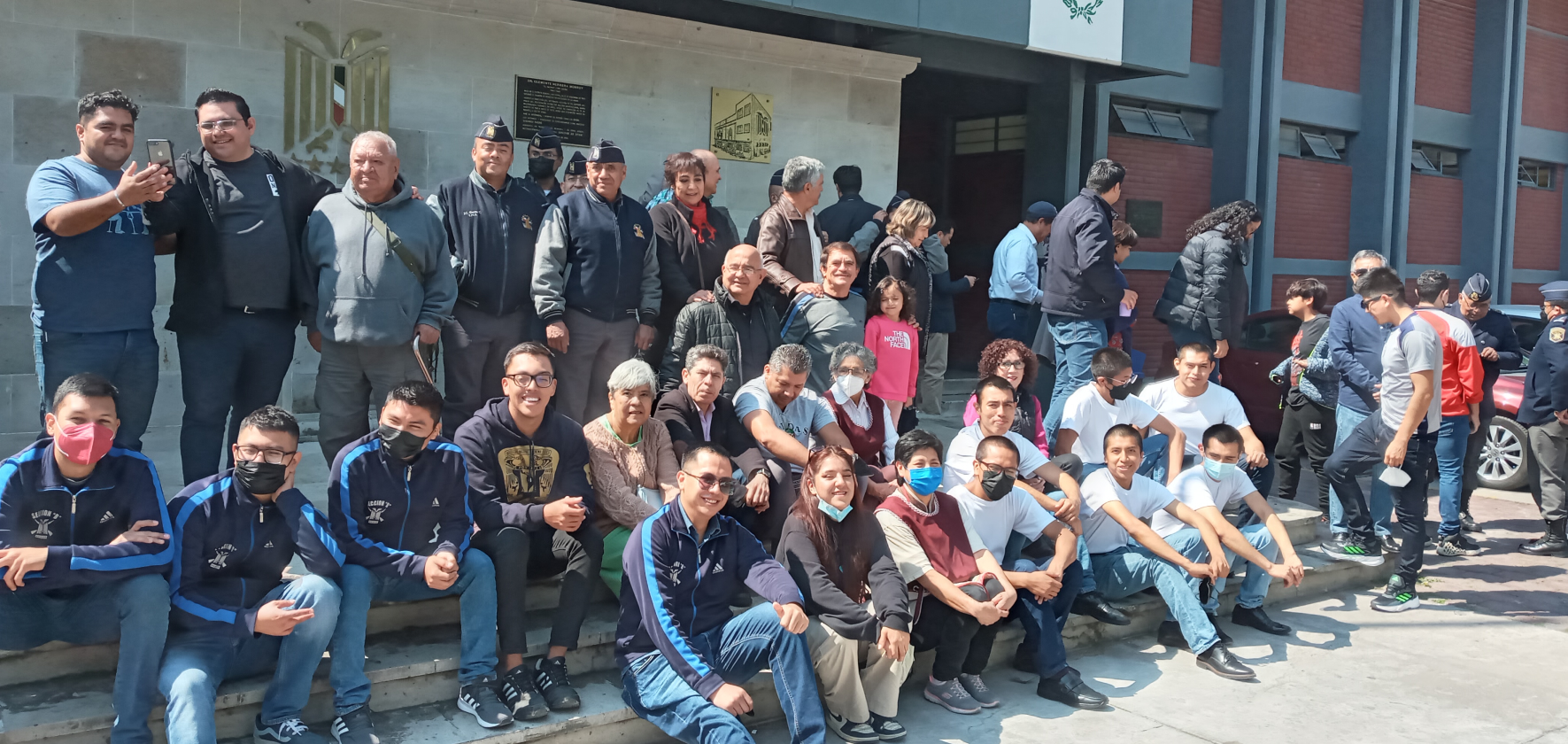 Foto grupal de internos y egresados despues de un desayuno frente al busto del Dr. Clemente Herrera Monrroy